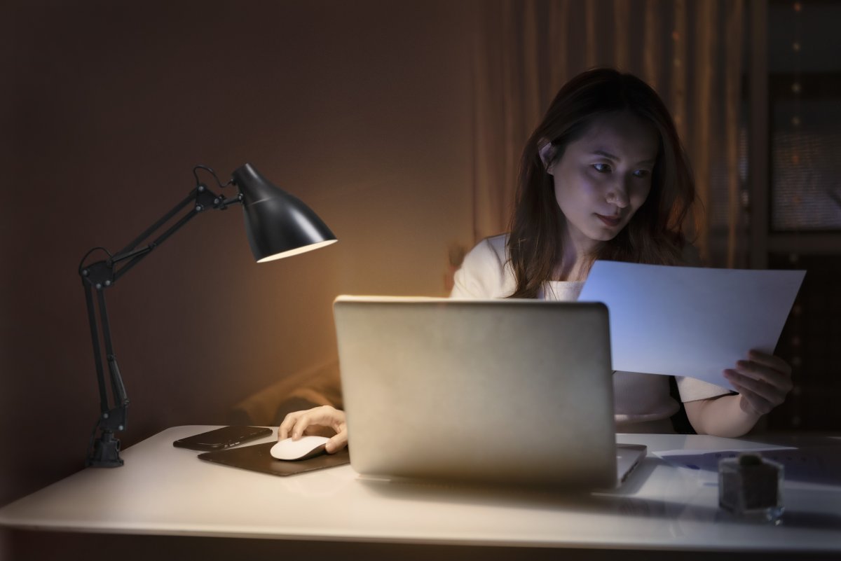 Office Pear Clip Schwarz klemmlampe Von Ledvance - Armen med tv&aring; leder g&aring;r att vinkla och justera i h&ouml;jd och sidled vilket g&ouml;r det till en flexibel lampa, ut&ouml;ver det har den en vridbar sk&auml;rm f&ouml;r individuell inst&auml;llning av ljuset.
