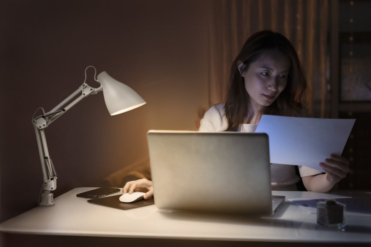Office Pear Clip Weiß klemmlampe Von Ledvance - Armen med tv&aring; leder g&aring;r att vinkla och justera i h&ouml;jd och sidled vilket g&ouml;r det till en flexibel lampa, ut&ouml;ver det har den en vridbar sk&auml;rm f&ouml;r individuell inst&auml;llning av ljuset.