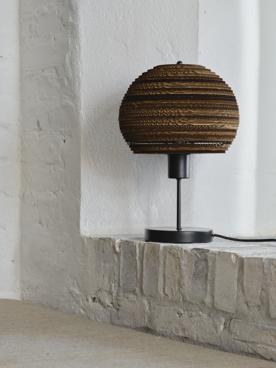 Cardboard Ball 38cm Braun tischlampe Von Ledvance - Der aus mehreren Lagen Karton gefertigte Schirm erzeugt im beleuchteten Zustand ein sch&ouml;nes Lichtspiel im Raum und tr&auml;gt zu einer warmen und nat&uuml;rlichen Atmosph&auml;re bei.