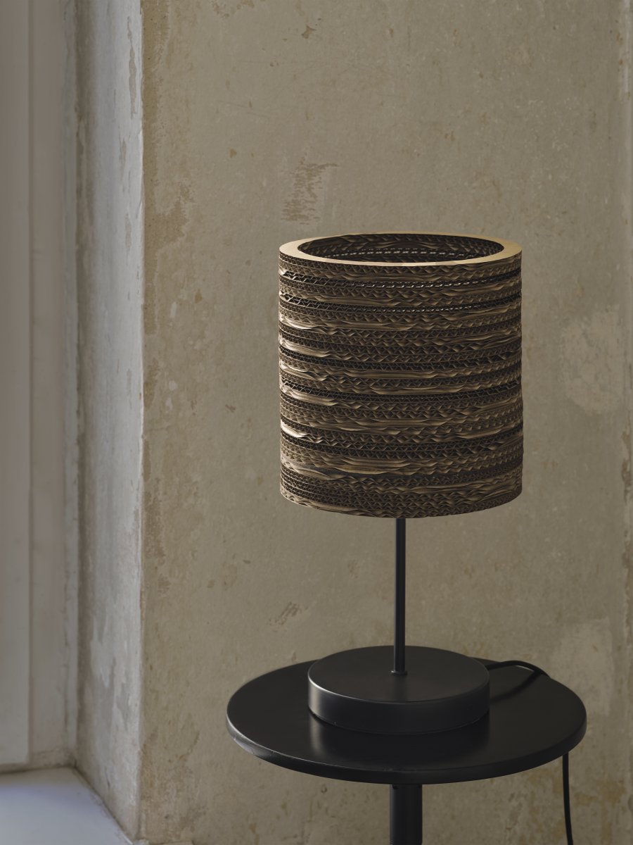 Cardboard Cylinder 38cm Braun tischlampe Von Ledvance - Der aus mehreren Lagen Karton gefertigte Schirm erzeugt im beleuchteten Zustand ein sch&ouml;nes Lichtspiel im Raum und tr&auml;gt zu einer warmen und nat&uuml;rlichen Atmosph&auml;re bei.
