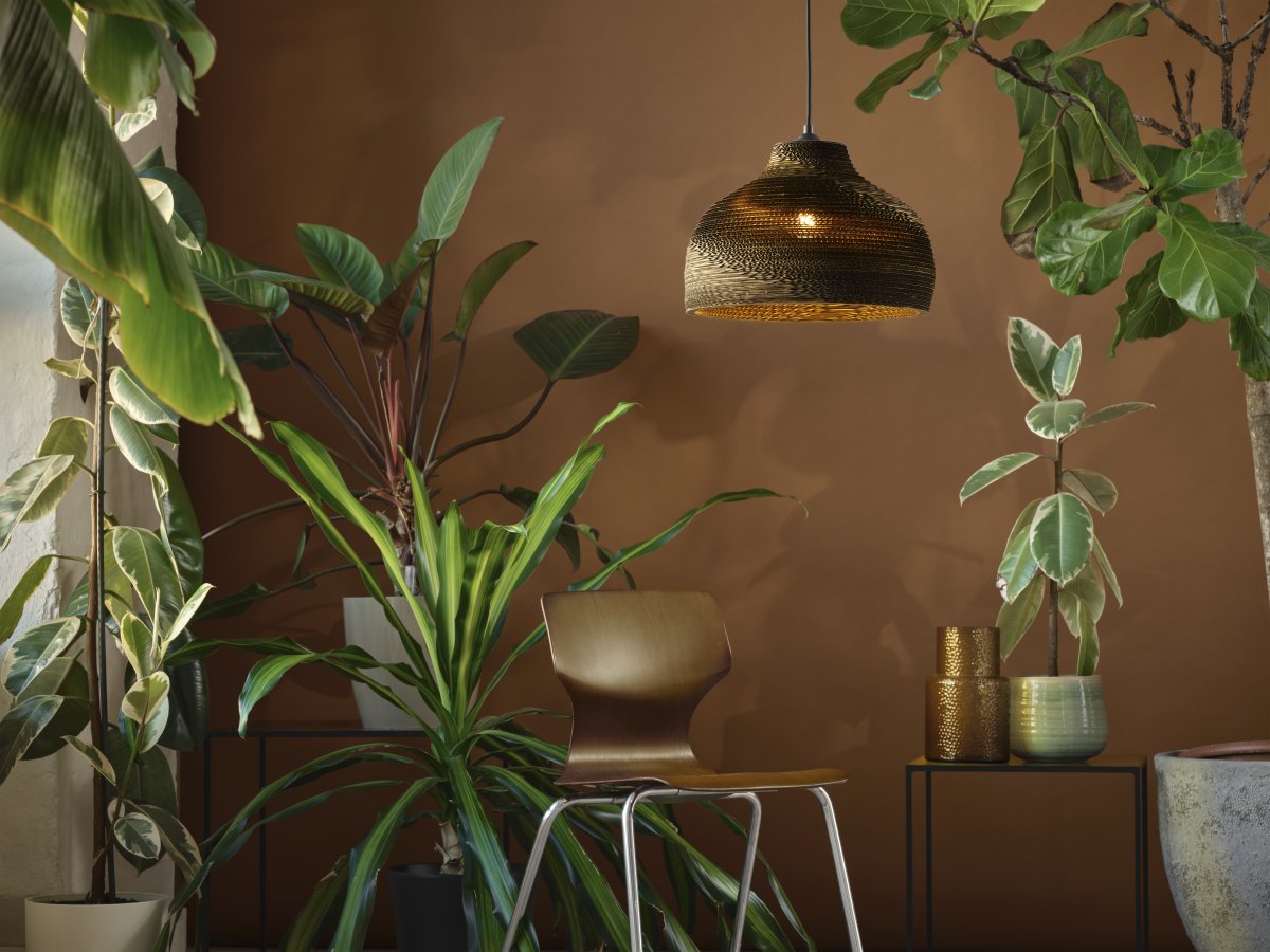 Cardboard Hat Ø36 Braun hängelampe Von Ledvance - Der aus mehreren Lagen Karton gefertigte Schirm erzeugt im beleuchteten Zustand ein schönes Lichtspiel im Raum und trägt zu einer warmen und natürlichen Atmosphäre bei.