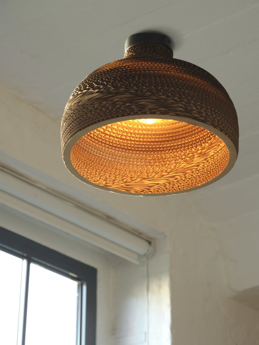 Cardboard Hat Ø36 Braun deckenleuchte Von Ledvance - Der aus mehreren Lagen Karton gefertigte Schirm erzeugt im beleuchteten Zustand ein schönes Lichtspiel im Raum und trägt zu einer warmen und natürlichen Atmosphäre bei.