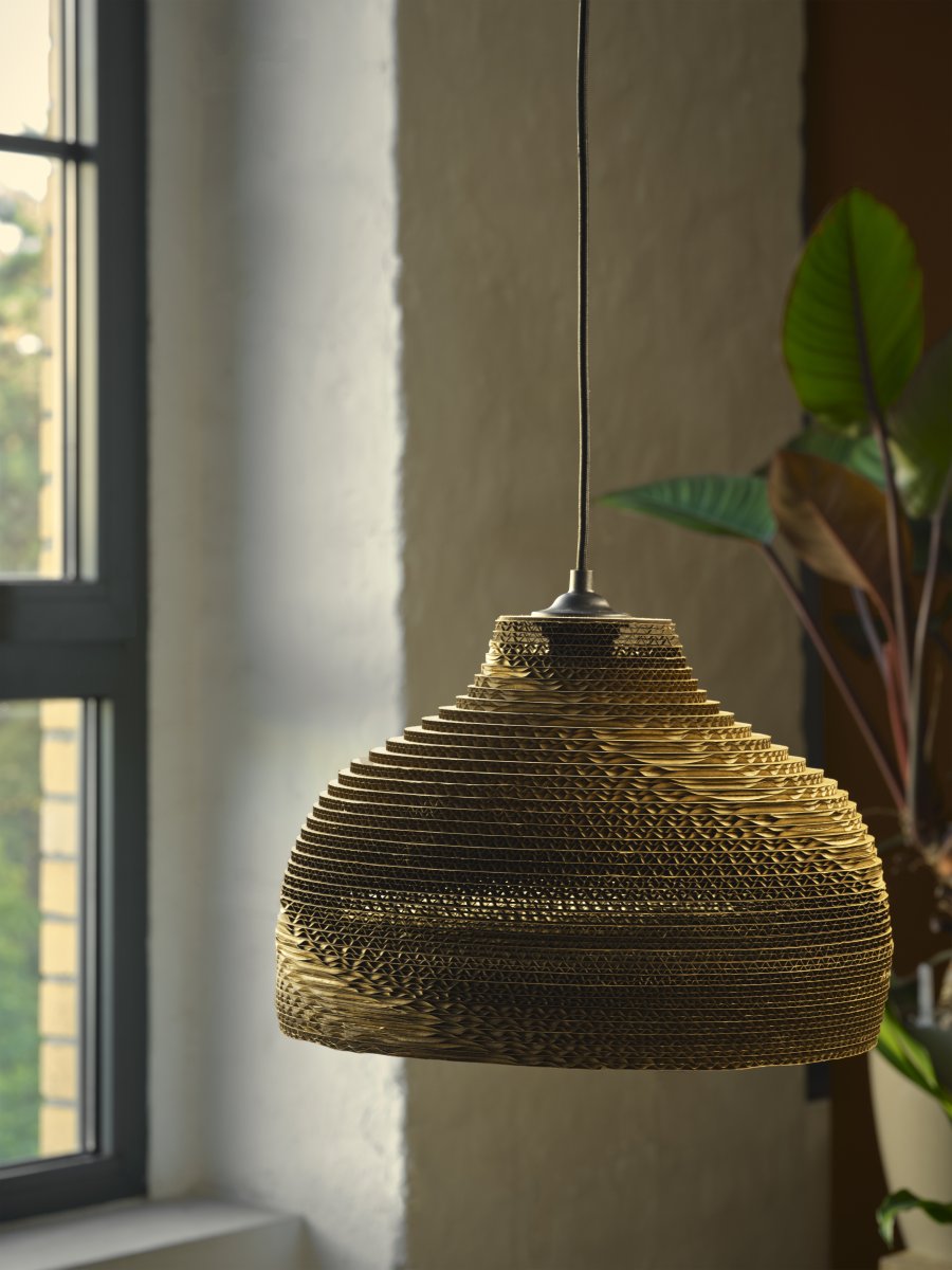 Cardboard Hat Ø36 Braun hängelampe Von Ledvance - Der aus mehreren Lagen Karton gefertigte Schirm erzeugt im beleuchteten Zustand ein schönes Lichtspiel im Raum und trägt zu einer warmen und natürlichen Atmosphäre bei.