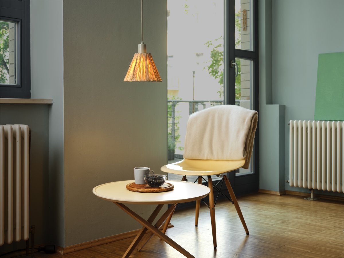 Raffia Ø20 Natur hängelampe Von Ledvance - Der Schirm aus Raffiapalmen in Kombination mit dem gr&uuml;nen Metall verleiht dem Raum eine warme und nat&uuml;rliche Atmosph&auml;re.