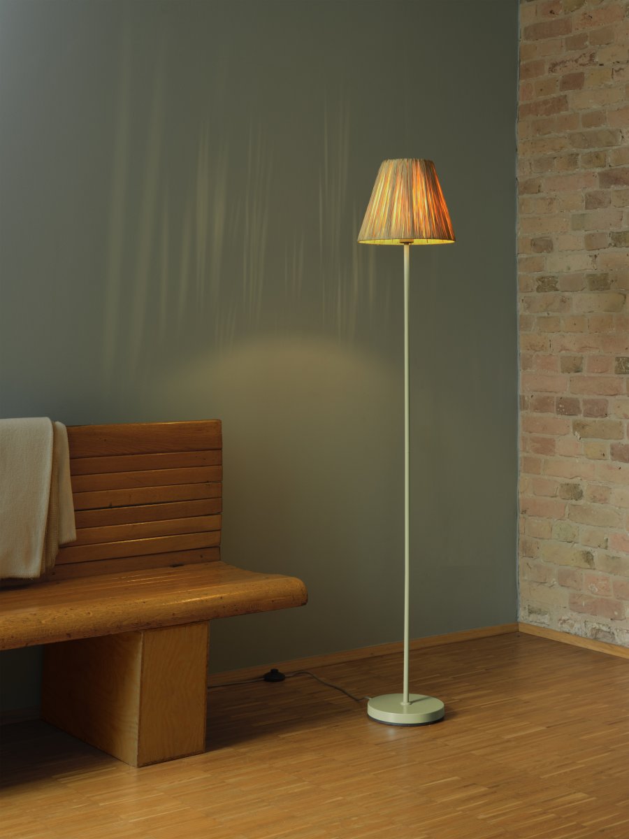 Raffia Natur stehlampe Von Ledvance - Die Raffia-Lampe hat ein wunderschönes Design mit erdigen Details.