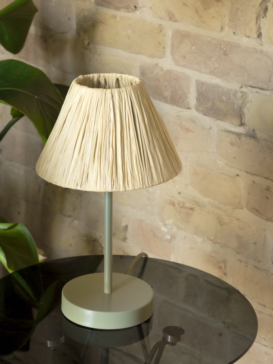 Raffia 33cm Natur tischlampe Von Ledvance - Der Schirm aus Raffiapalmen in Kombination mit dem grünen Metall verleiht dem Raum eine warme und natürliche Atmosphäre.