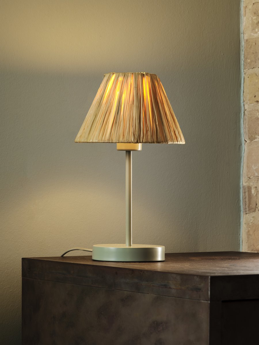 Raffia 33cm Natur tischlampe Von Ledvance - Der Schirm aus Raffiapalmen in Kombination mit dem grünen Metall verleiht dem Raum eine warme und natürliche Atmosphäre.