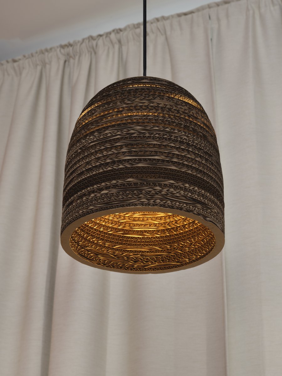 Cardboard Bell Ø25 Braun hängelampe Von Osram - Der aus mehreren Lagen Karton gefertigte Schirm erzeugt im beleuchteten Zustand ein sch&ouml;nes Lichtspiel im Raum und tr&auml;gt zu einer warmen und nat&uuml;rlichen Atmosph&auml;re bei.