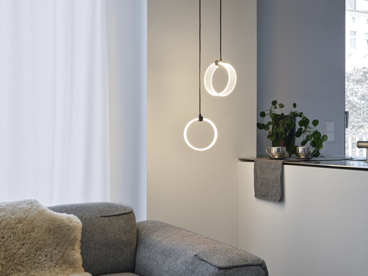 Circle PL 27cm Schwarz hängelampe Von Ledvance - In der ersten Stufe leuchtet die Lampe in warmweißem Licht mit 3000K, in der zweiten Stufe in kaltweißem Licht mit 4200K und in der dritten Stufe in 6500K (Tageslicht).