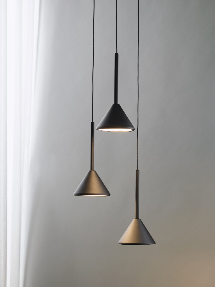 Fuji Ø30 Schwarz hängelampe Von Ledvance - De konformade sk&auml;rmarna ger ett bl&auml;ndfritt ljus ner&aring;t p&aring; 990lm och 3000K varmvitt ljus.