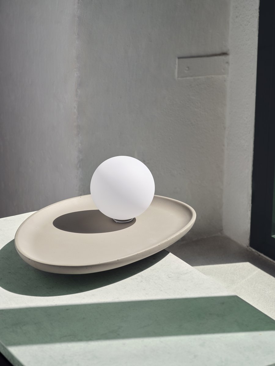 Concrete Nest 14cm Grau tischlampe Von Ledvance - Glaskupan i opal som omfamnar ljusk&auml;llan skapar ett fint och bl&auml;ndfritt ljus i rummet.