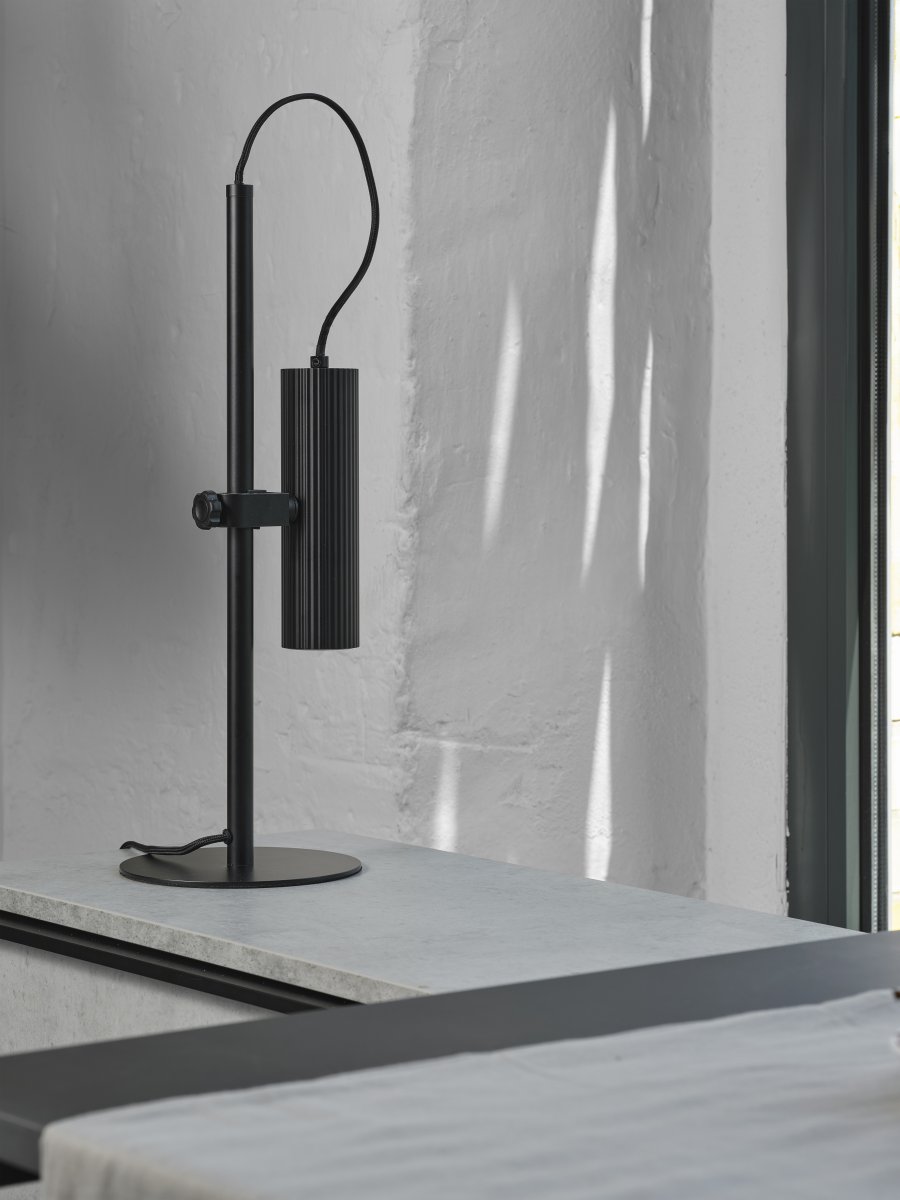 Drums 50cm Schwarz schreibtischlampe Von Ledvance - Drums ist eine moderne Tischlampe mit minimalistischem Design.