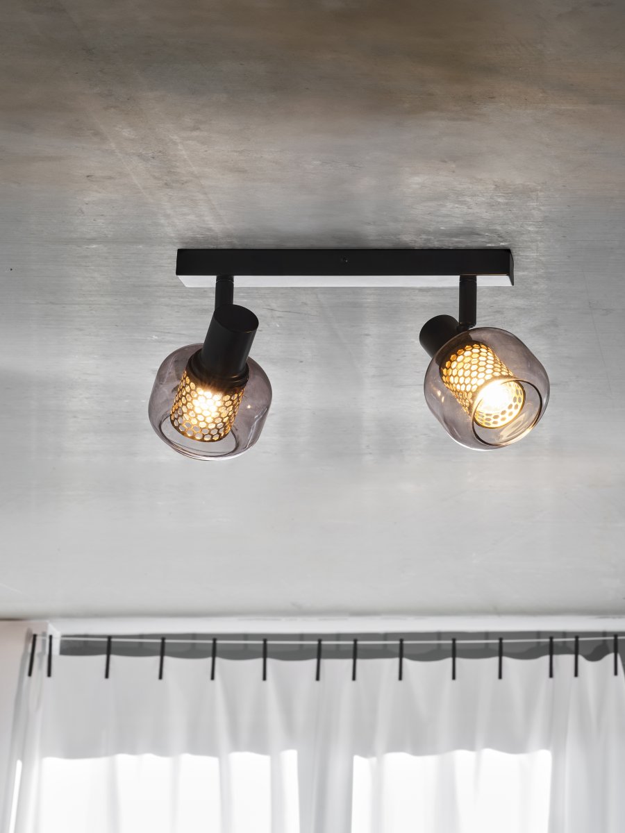 Firefly 2 Schwarz spotlight Von Ledvance - De r&ouml;rliga spotlightsen med sk&auml;rmar av gr&aring;tonat glas i kombination med de guldiga detaljh&ouml;ljet som omfamnar ljusk&auml;llorna bidrar med en elegans till rummet.