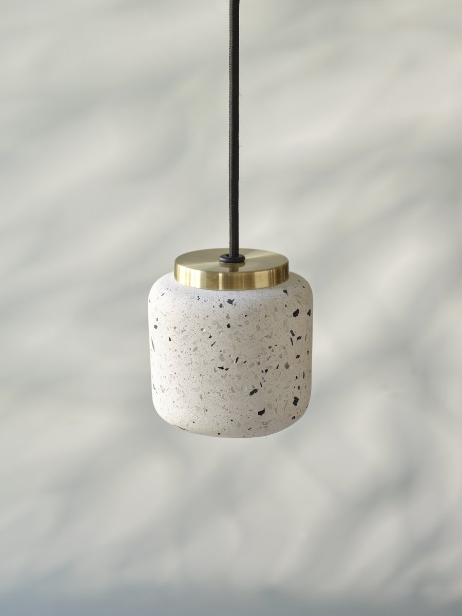 Terrazzo Ball Ø10 Weiß hängelampe Von Ledvance - Detaljerna i m&auml;ssing bidrar med en elegans till rummet.