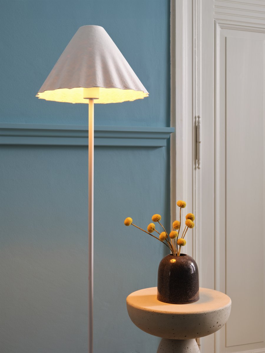 Pulp Weiß stehlampe Von Ledvance - Der dekorative Papierschirm sorgt für eine angenehme Lichtverteilung im Raum.
