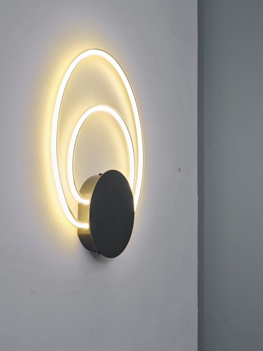 Helios 40cm Schwarz wandlampe Von Ledvance - Lampan har tv&aring; olika belysningspunkter med integrerad LED, ett indirekt ljus bakom v&auml;ggplattan och cirkelarna.