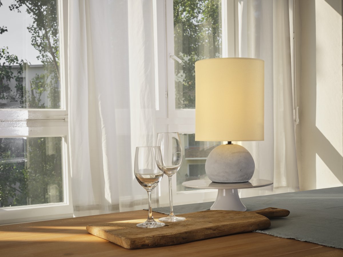 Impact 38cm Grau tischlampe Von Ledvance - Lampfoten i betong och den beiga sk&auml;rmen skapar ett jordn&auml;ra intryck och ger en fin ljusspridning.