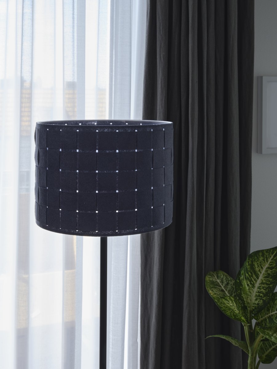 Felt Weaving Dunkelgrau stehlampe Von Ledvance - Dekorativ golvlampa med sk&auml;rm gjord av fl&auml;tad filt vilket ger en fin och varm ljusspridning i rummet.