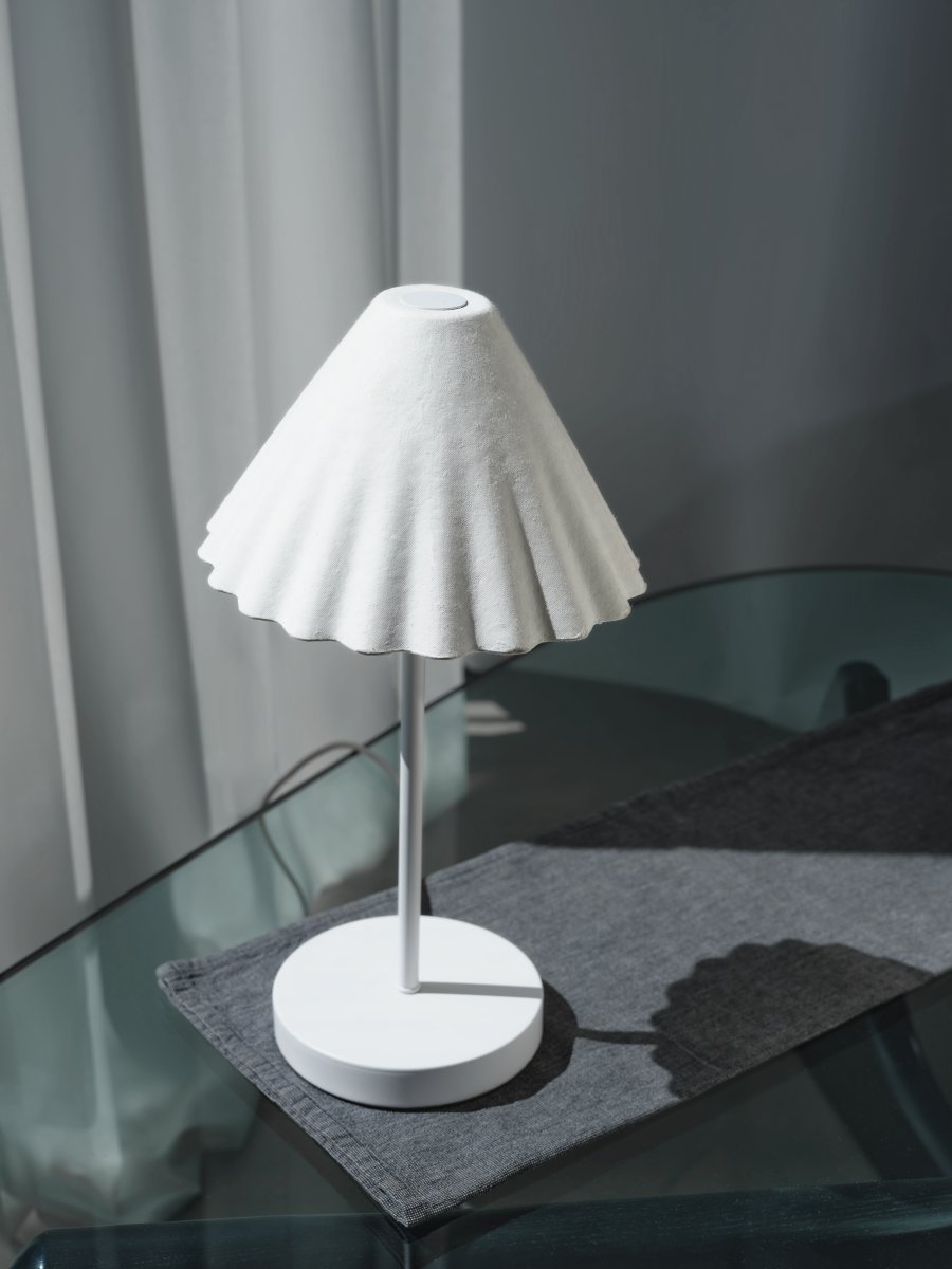 Pulp 40cm Weiß tischlampe Von Osram - Der dekorative Papierschirm sorgt f&uuml;r eine angenehme Lichtverteilung im Raum.
