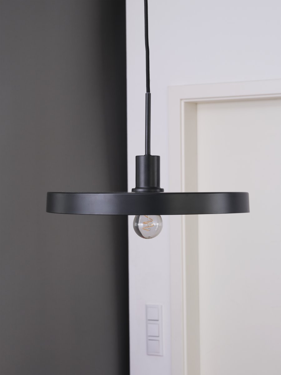 Plate Ø40 Schwarz hängelampe Von Ledvance - Die Innenseite des Schirms ist in Beige gehalten, was für eine schöne und helle Lichtverteilung im Raum sorgt.