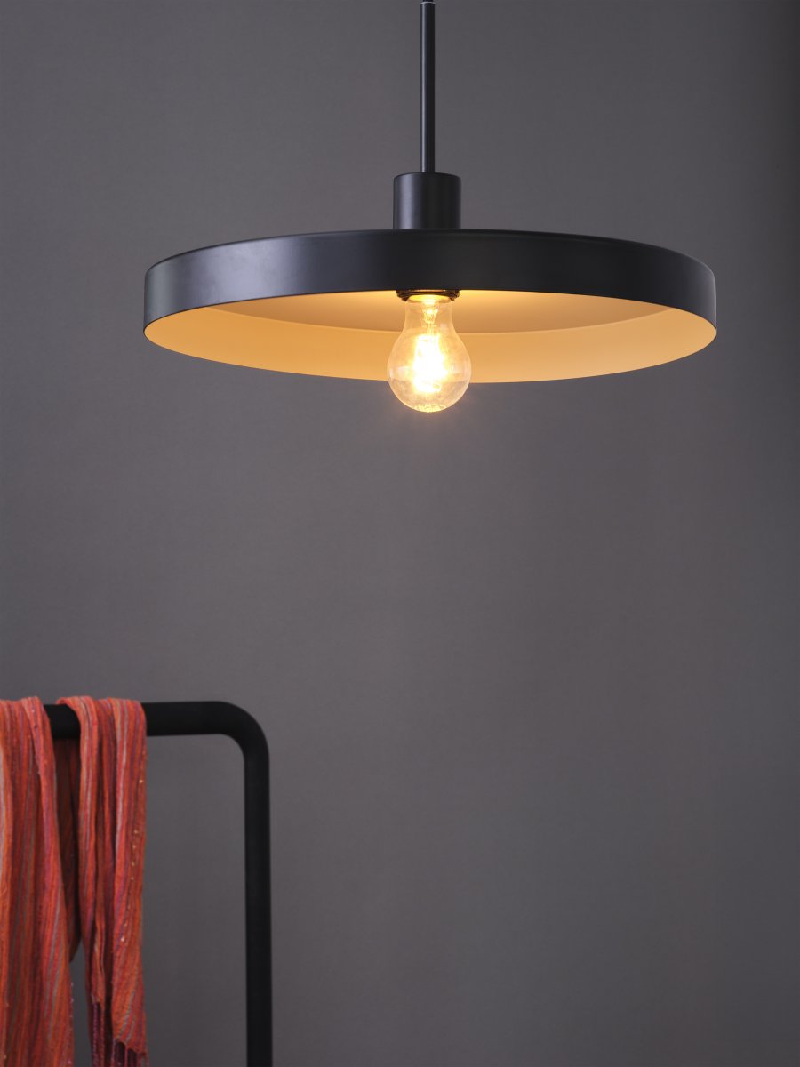 Plate Ø40 Schwarz hängelampe Von Ledvance - Die Innenseite des Schirms ist in Beige gehalten, was für eine schöne und helle Lichtverteilung im Raum sorgt.