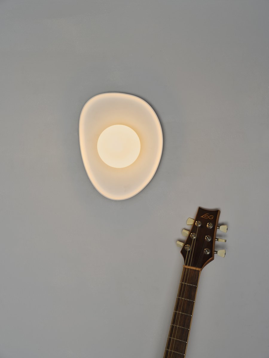 Plaster Nest 26cm Weiß wandlampe Von Ledvance - Glaskupan i opal som omfamnar ljusk&auml;llan skapar ett fint och bl&auml;ndfritt ljus i rummet.