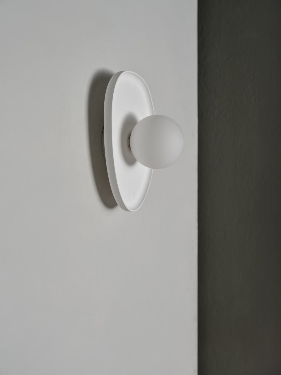 Plaster Nest 26cm Weiß wandlampe Von Ledvance - Glaskupan i opal som omfamnar ljusk&auml;llan skapar ett fint och bl&auml;ndfritt ljus i rummet.