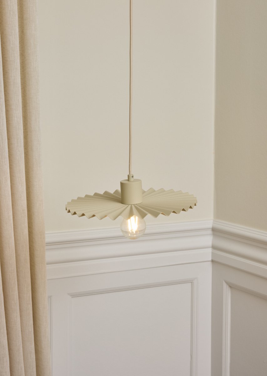 Plissee Ø30 Beige hängelampe Von Ledvance - Den v&aring;giga sk&auml;rmen skapar ett vackert ljusspel i rummet n&auml;r lampan &auml;r t&auml;nd.