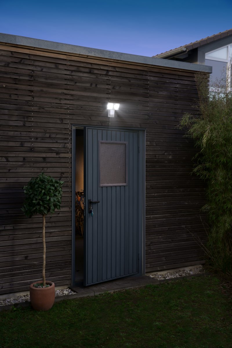 PRO Spot Sensor 16W Weiß außenlampe Von Ledvance - Den inbyggda r&ouml;relse-&nbsp;och skymningssensorn g&ouml;r att lampan t&auml;nds automatiskt vid r&ouml;relse i m&ouml;rker, vilket ger b&aring;de s&auml;kerhet och energieffektivitet.