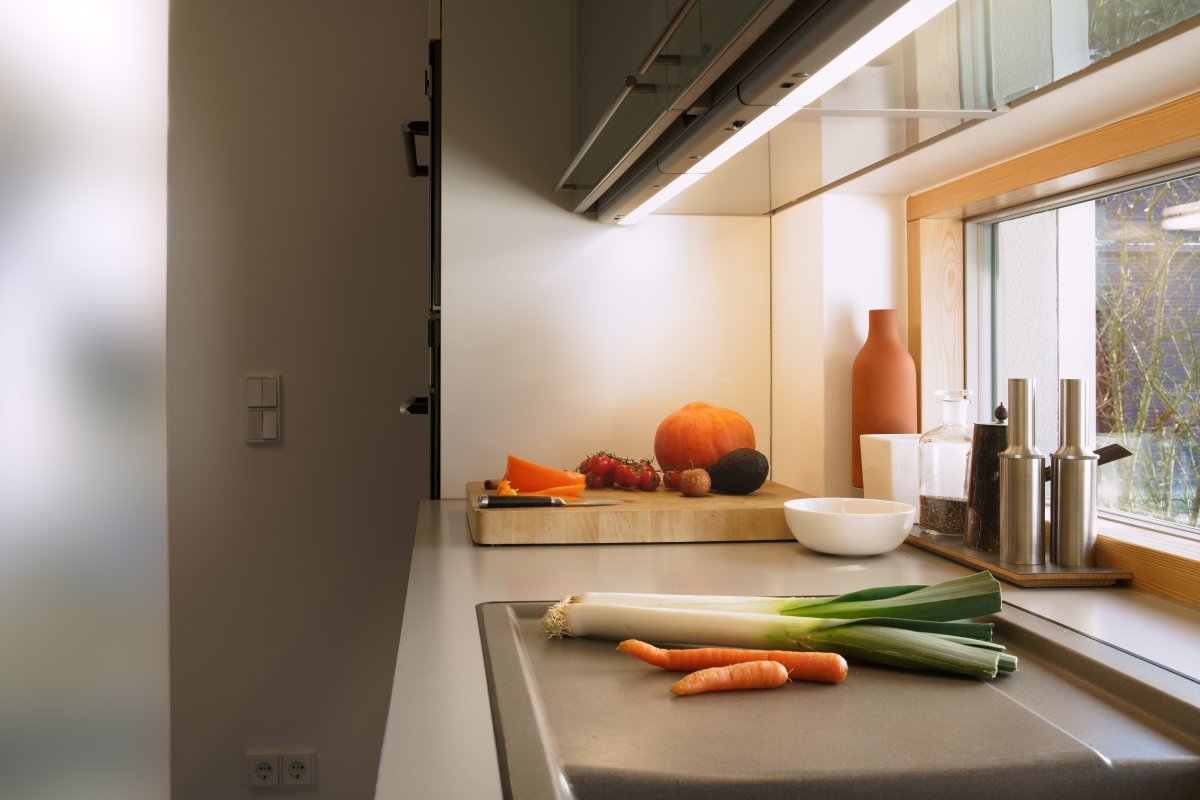 Flat Eco 5W 4000K 37cm Silber Von Ledvance - Die Lampe wird aufgeschraubt und anschließend mit dem beiliegenden Kabel und Stecker angeschlossen.