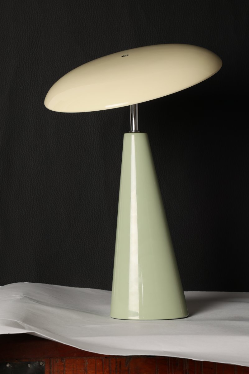 Audrey 33cm Hellgrün/Beige tragbare Von Eja - Audrey ist eine stilvolle, tragbare Tischleuchte aus Metall in Beige und Hellgrün mit modernem und elegantem Design.