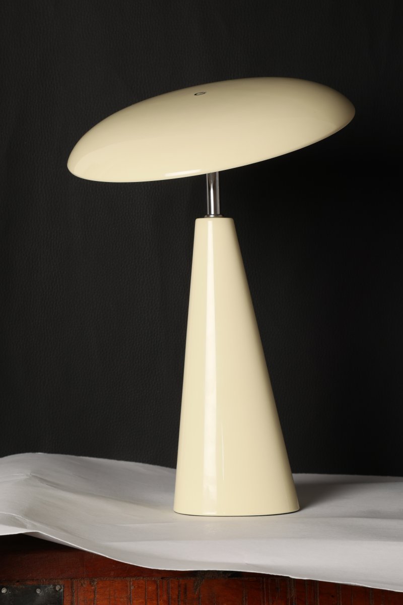 Audrey 33cm Beige tragbare Von Eja - Die integrierte LED-Beleuchtung sorgt für angenehmes Licht, und die Leuchte ist dimmbar, um die gewünschte Atmosphäre im Raum zu schaffen.