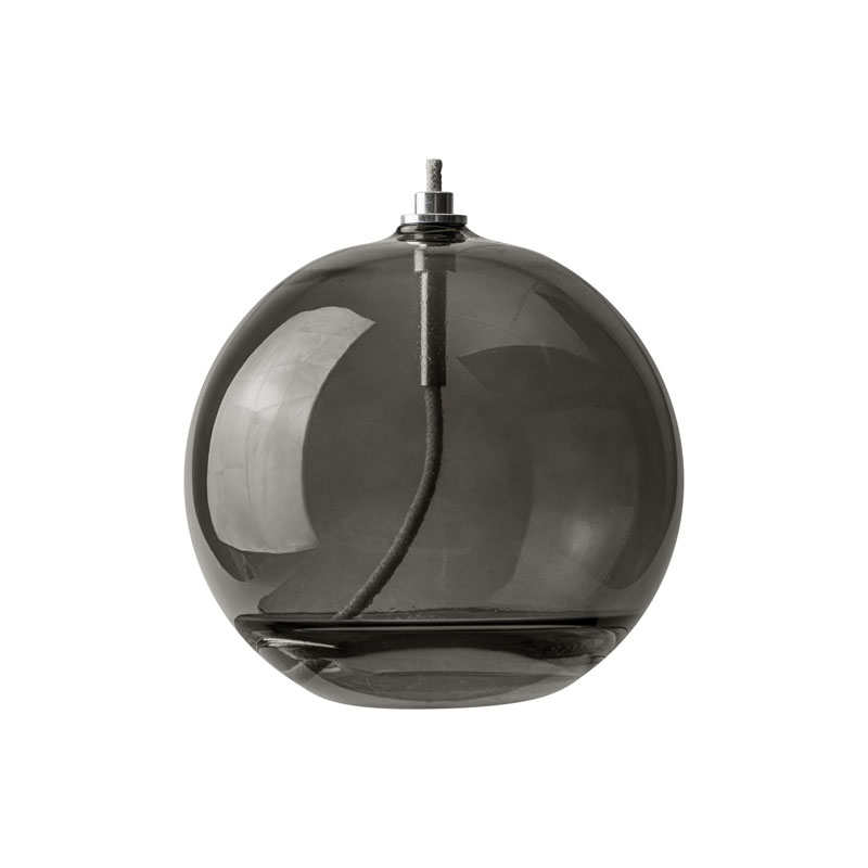 Öllampe Aura Groß Rauchfarben Von Mette Ditmer - Dess eleganta design och r&ouml;kf&auml;rgade glas sprider ett mjukt, varmt ljus som ger en lugn och mysig k&auml;nsla.