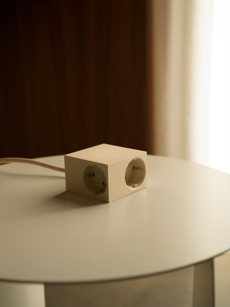 Cuboid Perlmutt-Elfenbein Von Kord - In einer Zeit, in der Technologie und Elektrizit&auml;t ein selbstverst&auml;ndlicher Teil des Alltags sind, verdienen selbst die funktionalsten Objekte ein sch&ouml;nes und durchdachtes Design.