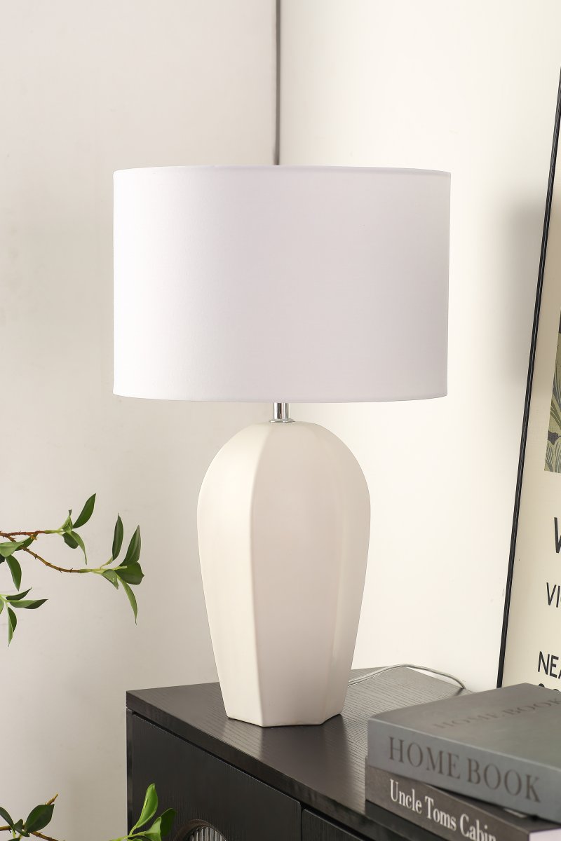 Physalis 50cm Weiß tischlampe Von Nordic Lighting - Die Leuchte wird mit einem 1,8 m langen, transparenten Kabel, einem Netzschalter und einem Stecker geliefert.