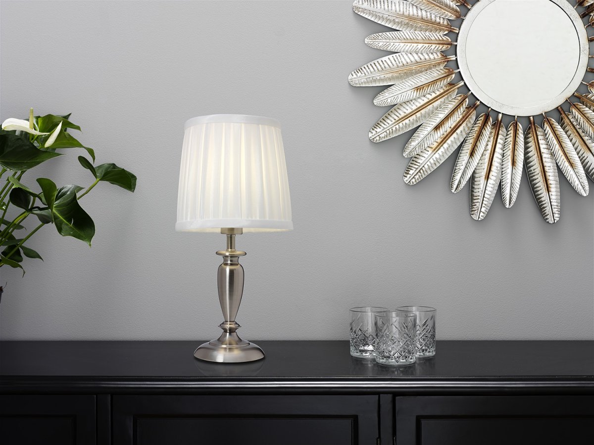 Ines 34cm Antikes Silber tischlampe Von Cottex - Der schöne Metallsockel in Kombination mit dem plissierten Textilschirm schafft eine warme und einladende Atmosphäre.