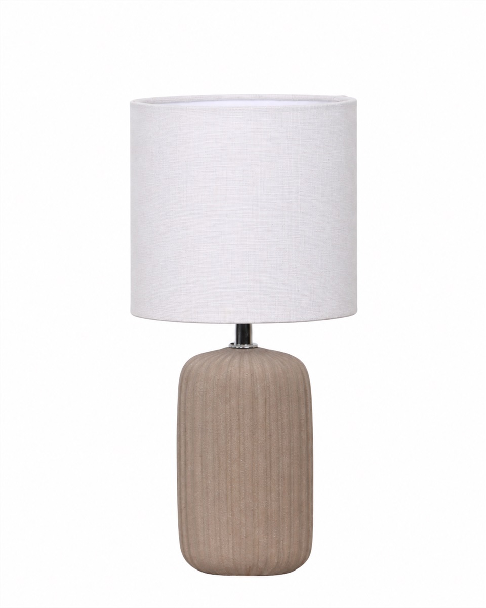 Palizzo 33cm Braun tischlampe Von Nordic Lighting - Der Fu&szlig; hat eine matte, sandartige Oberfl&auml;che in einem warmen Braunton und eine gerippte Struktur, die der Leuchte eine sanfte und dekorative Ausstrahlung verleiht.