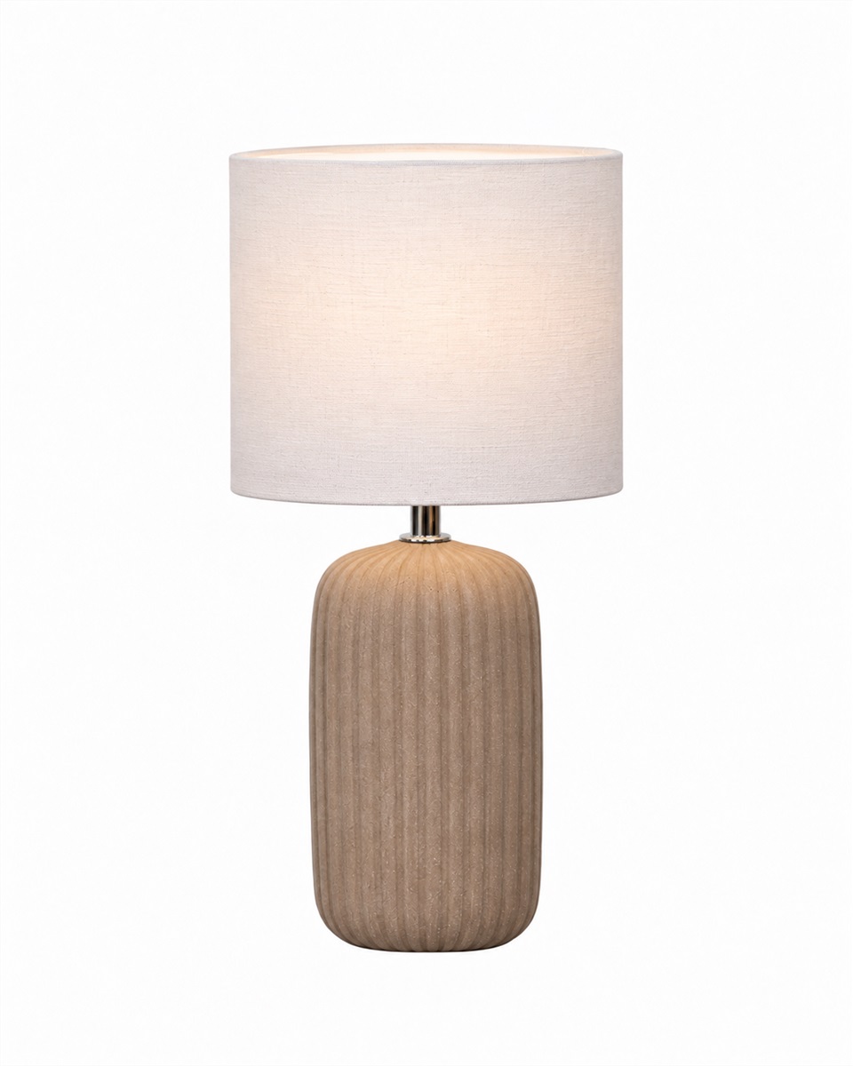 Palizzo 33cm Braun tischlampe Von Nordic Lighting - Der Fu&szlig; hat eine matte, sandartige Oberfl&auml;che in einem warmen Braunton und eine gerippte Struktur, die der Leuchte eine sanfte und dekorative Ausstrahlung verleiht.