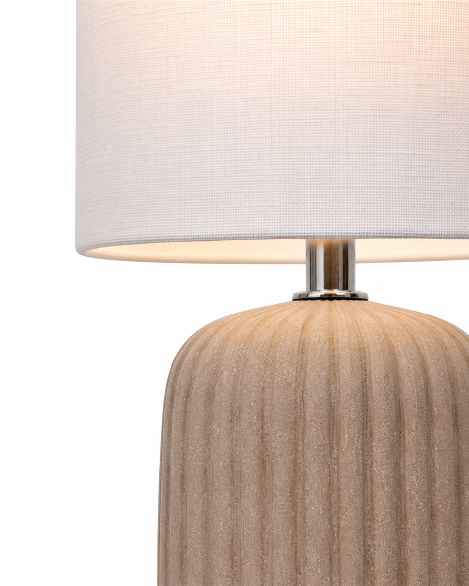 Palizzo 33cm Braun tischlampe Von Nordic Lighting - Der Fu&szlig; hat eine matte, sandartige Oberfl&auml;che in einem warmen Braunton und eine gerippte Struktur, die der Leuchte eine sanfte und dekorative Ausstrahlung verleiht.