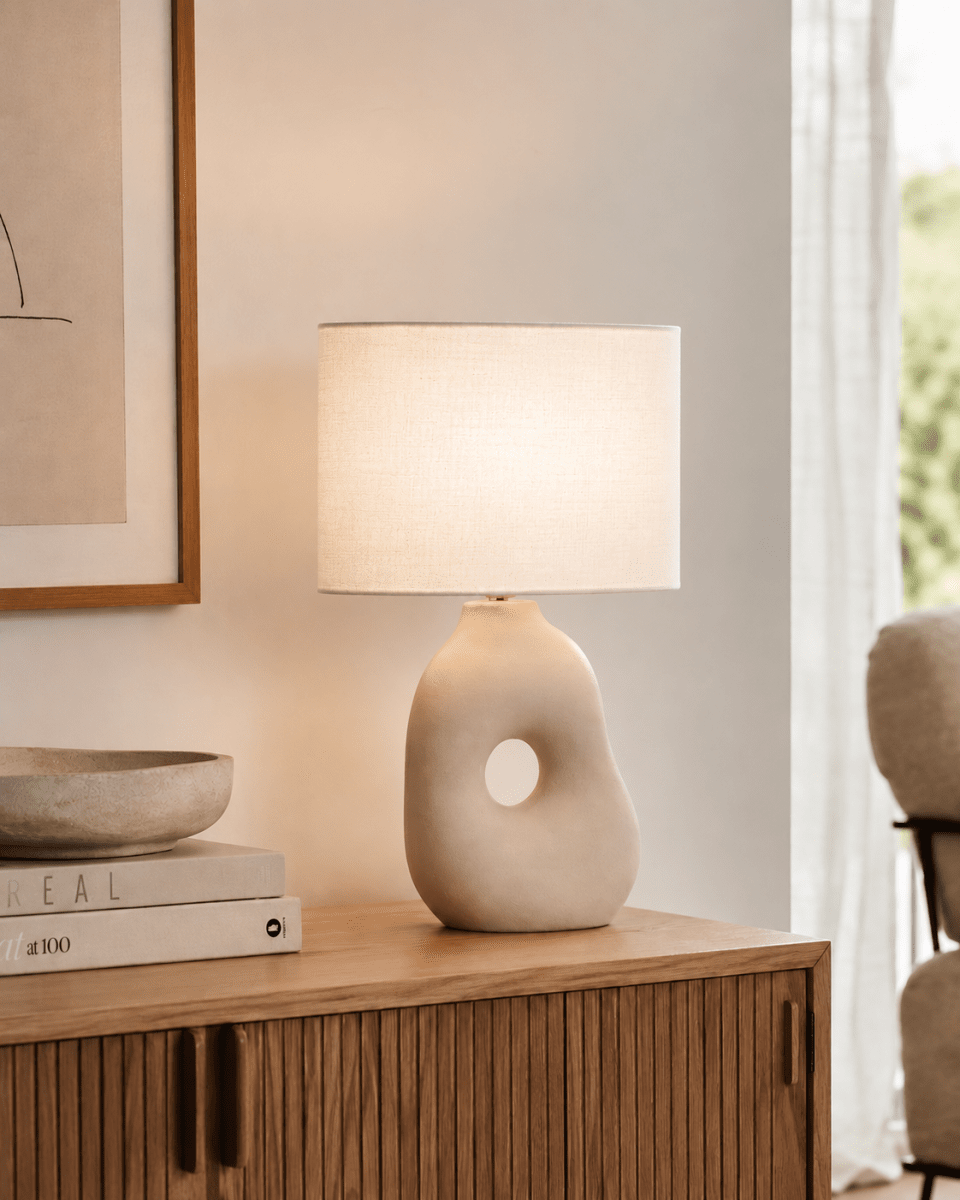 Pikazo 45cm Beige tischlampe Von Lampan - Der sanfte Farbton und die einzigartige Form verleihen der Leuchte einen modernen und k&uuml;nstlerischen Charakter.