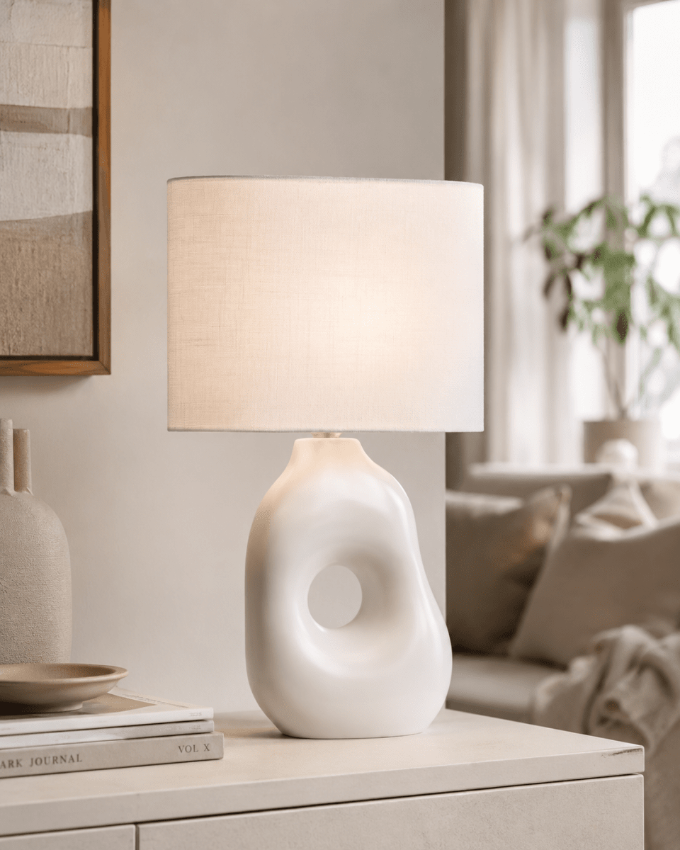 Pikazo 45cm Weiß tischlampe Von Lampan - Die Leuchte wird mit einem 1,8 m langen, wei&szlig;en Kunststoffkabel mit Netzschalter und Stecker geliefert.