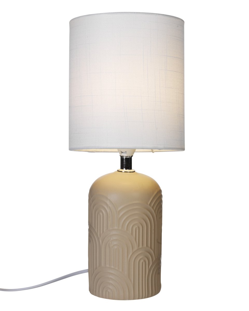 Archie 35cm Beige tischlampe Von Cottex - Die Archie-Tischlampe aus Keramik und Textil ist ein elegantes und warmes Einrichtungsdetail, das jeden Raum aufwertet.