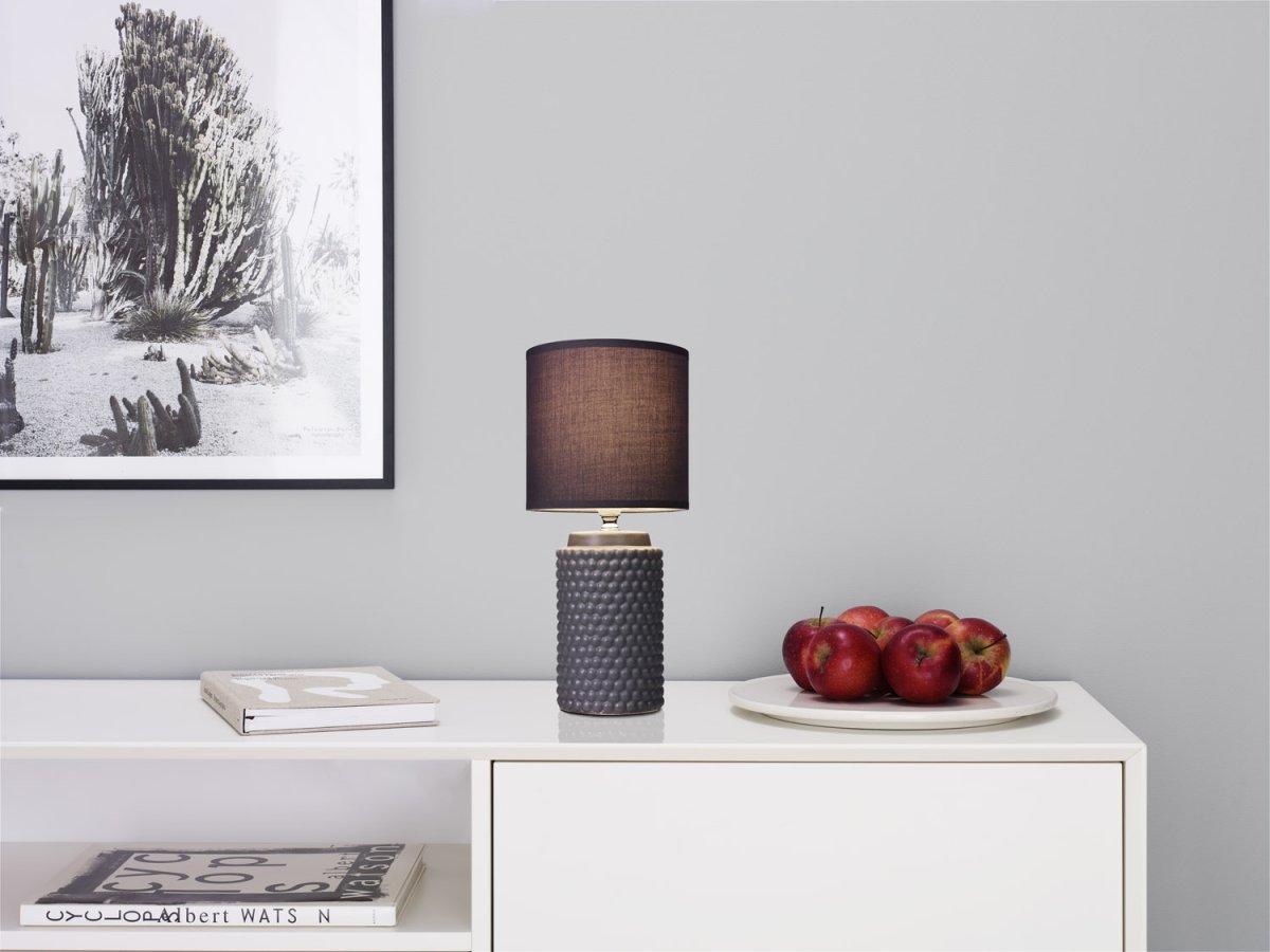 Bubble 33cm Grau tischlampe Von Cottex - Der graue Textilschirm sorgt für ein weiches und angenehmes Licht und schafft so eine warme und einladende Atmosphäre im Wohn- oder Schlafzimmer.