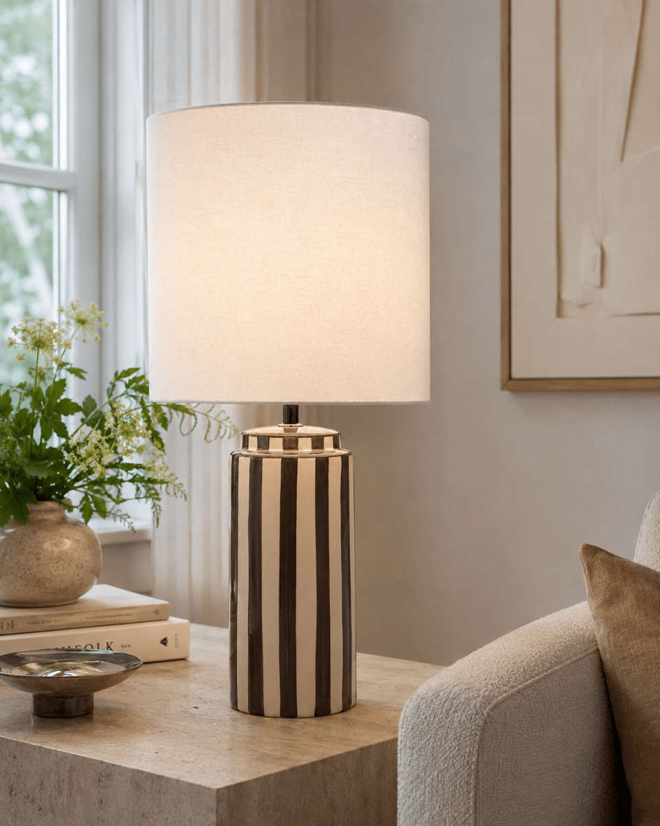 Faro 50cm Braun/weiß tischlampe Von Nordic Lighting - Der Lampenfu&szlig; aus Keramik besticht durch seine cremewei&szlig;e Basis und braune Streifen, die einen lebendigen und zugleich harmonischen Eindruck erzeugen.