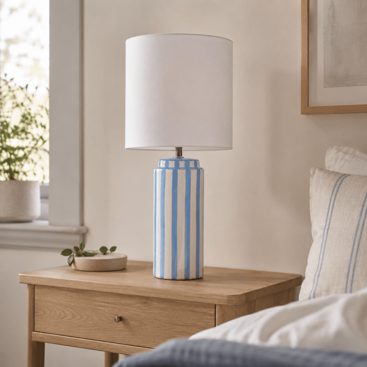 Faro 50cm Hellblau/Weiß tischlampe Von Nordic Lighting - Der Lampenfu&szlig; aus Keramik ist cremewei&szlig; mit hellblauen Streifen, die einen lebendigen und zugleich harmonischen Eindruck erzeugen.