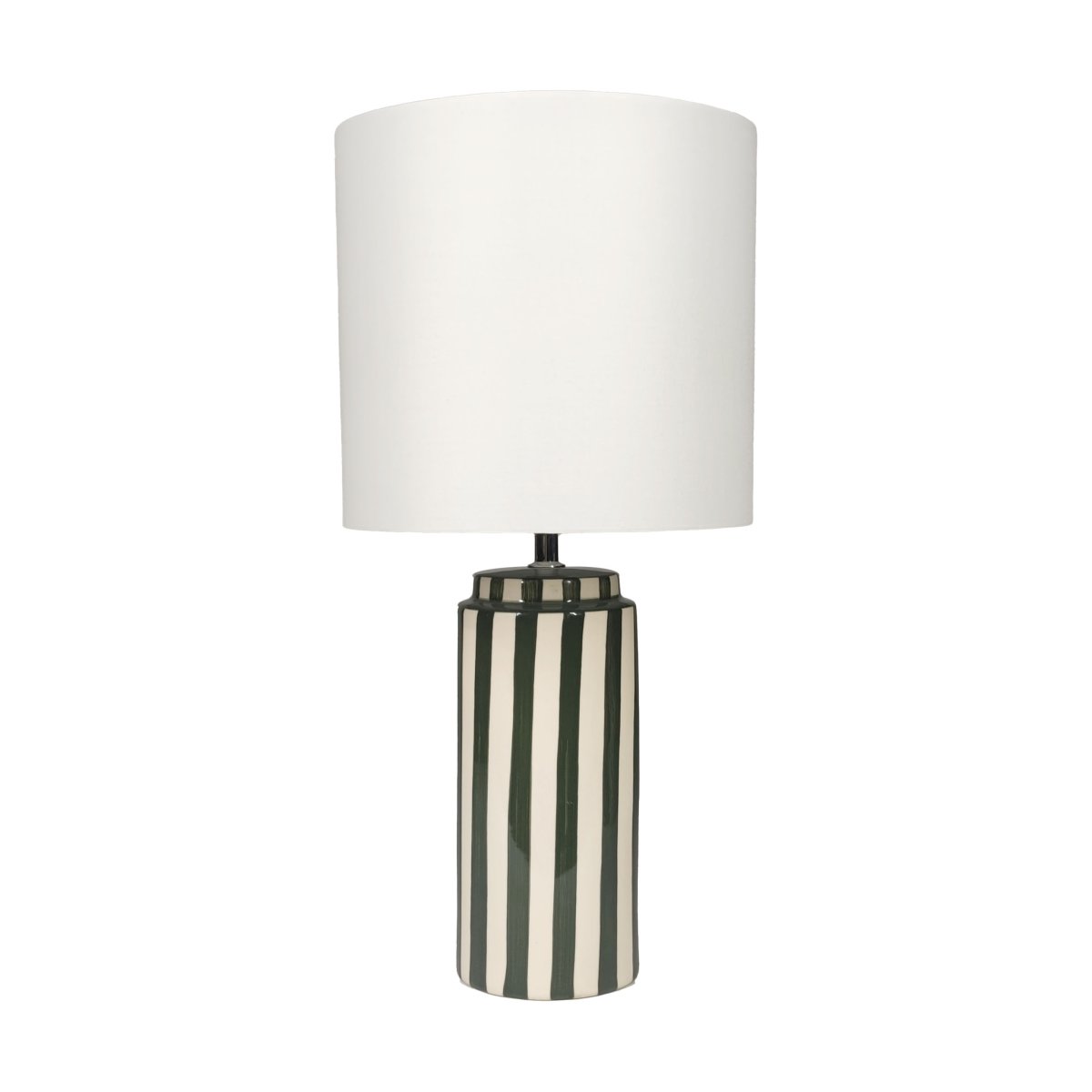 Faro 50cm Grün/Weiß tischlampe Von Nordic Lighting - Der Lampenfu&szlig; aus Keramik besticht durch seine cremewei&szlig;e Basis und gr&uuml;ne Streifen, die einen lebendigen und zugleich harmonischen Eindruck erzeugen.