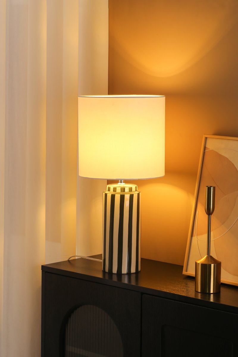 Faro 50cm Grün/Weiß tischlampe Von Nordic Lighting - Der Lampenfu&szlig; aus Keramik besticht durch seine cremewei&szlig;e Basis und gr&uuml;ne Streifen, die einen lebendigen und zugleich harmonischen Eindruck erzeugen.