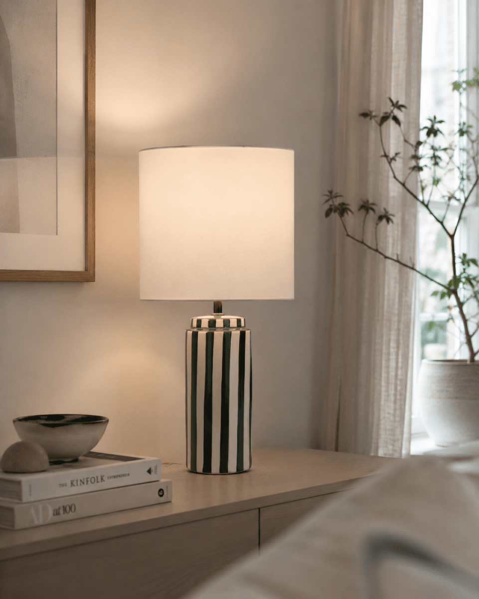Faro 50cm Grün/Weiß tischlampe Von Nordic Lighting - Der Lampenfu&szlig; aus Keramik besticht durch seine cremewei&szlig;e Basis und gr&uuml;ne Streifen, die einen lebendigen und zugleich harmonischen Eindruck erzeugen.