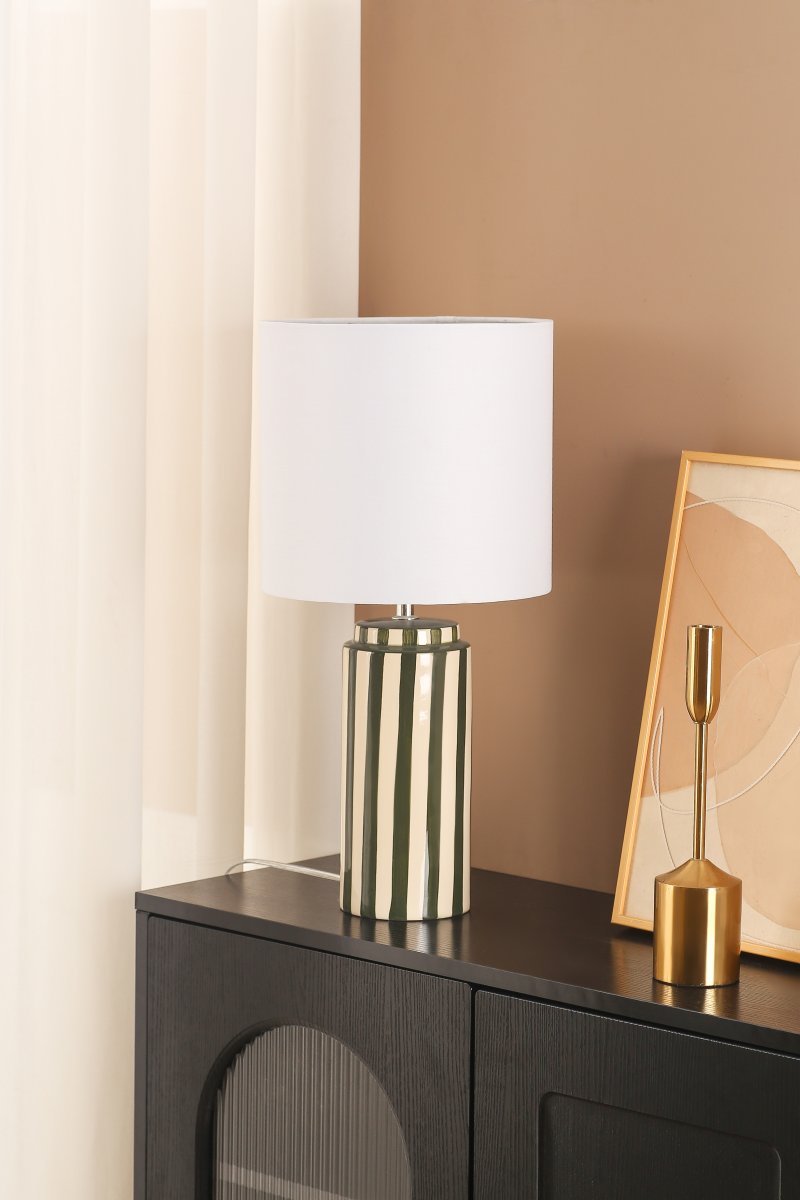 Faro 50cm Grün/Weiß tischlampe Von Nordic Lighting - Der Lampenfu&szlig; aus Keramik besticht durch seine cremewei&szlig;e Basis und gr&uuml;ne Streifen, die einen lebendigen und zugleich harmonischen Eindruck erzeugen.