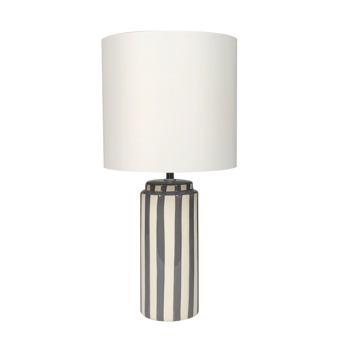 Faro 50cm Grau/Weiß tischlampe Von Nordic Lighting - Der Lampenfu&szlig; aus Keramik besticht durch seine cremewei&szlig;e Basis und graue Streifen, die einen lebendigen und zugleich harmonischen Eindruck erzeugen.